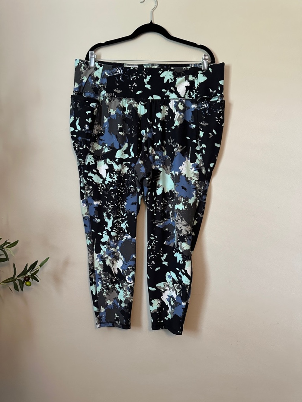 Lane Bryant Livi Black Abstract Floral Capri Leggings